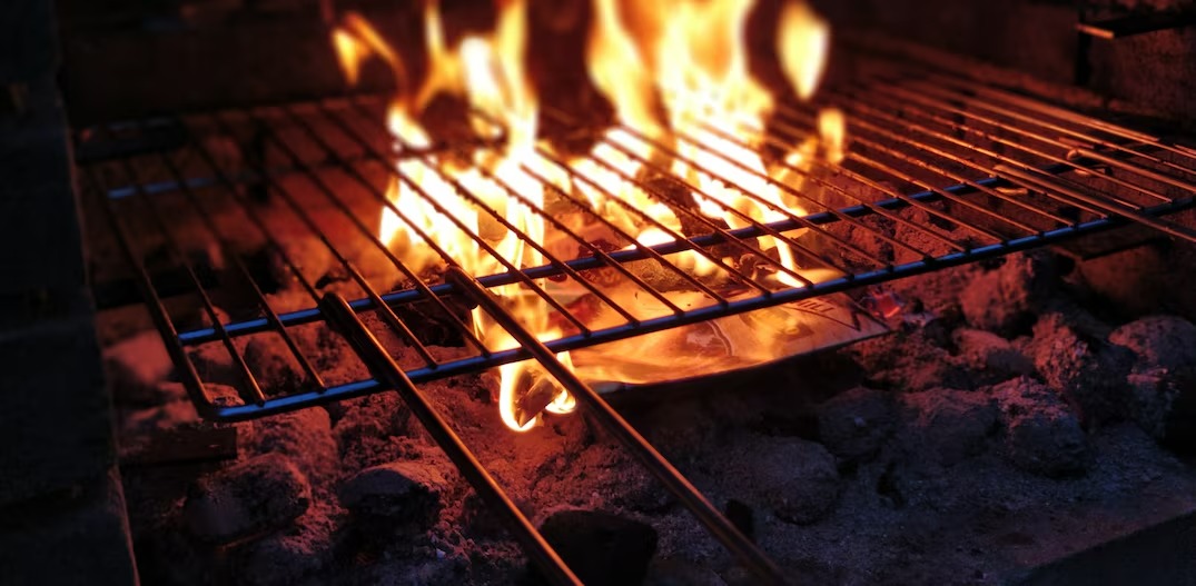 Homem é preso após jogar churrasqueira na irmã